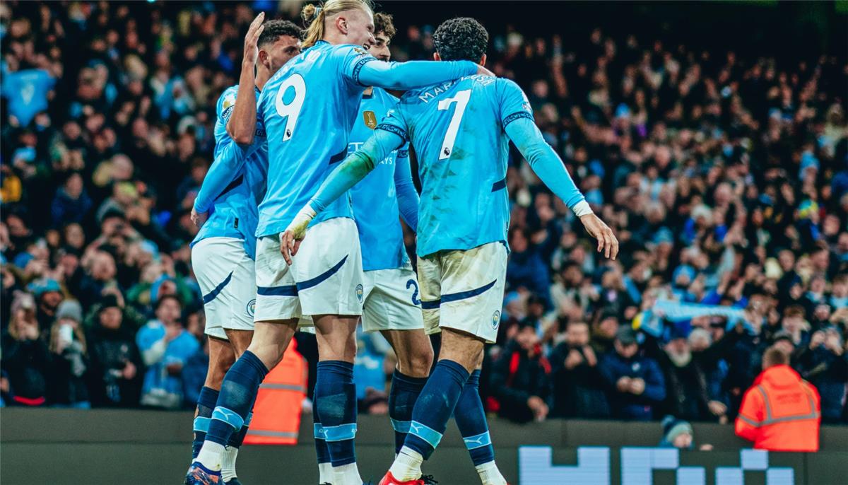 ميكا ريتشاردز يشيد بـ مرموش وهالاند وسيمينيو: الانسجام عاد لهجوم مانشستر سيتي