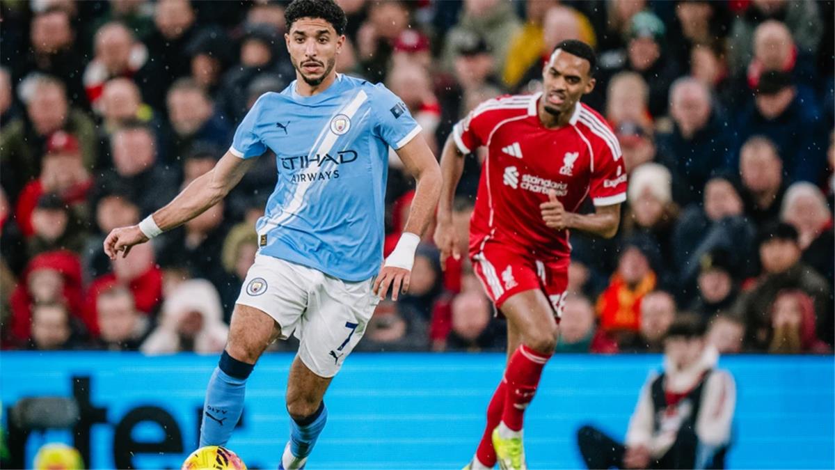 رئيس لجنة الحكام السابق يتعجب من قرار تحكيمي تجاه عمر مرموش أمام ليفربول