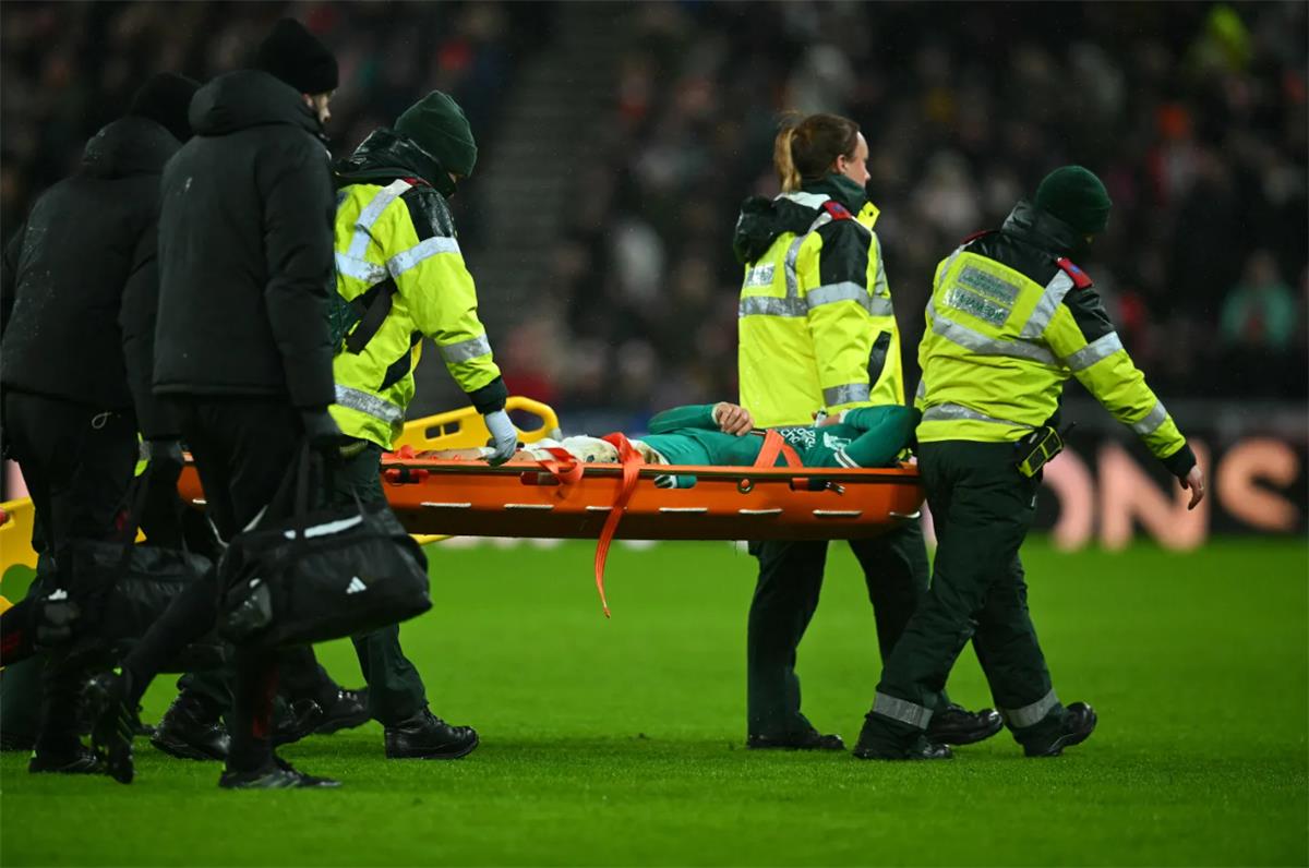 على نقالة.. لاعب ليفربول يغادر بإصابة قوية أمام سندرلاند