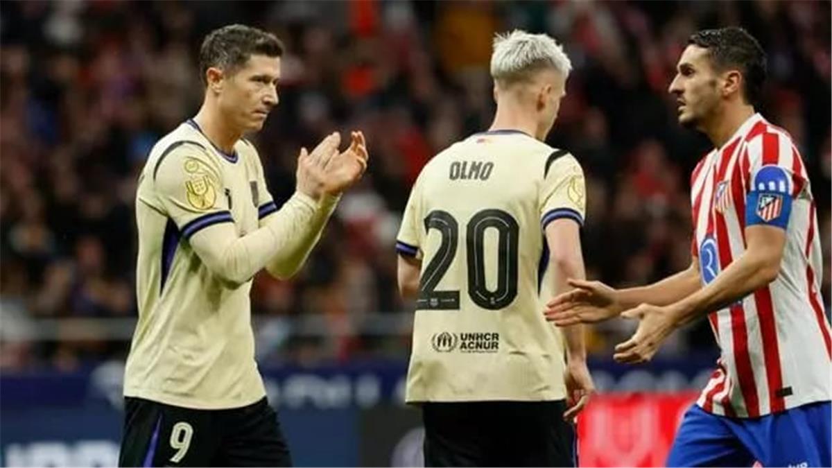 المصائب لا تأتي فرادى.. طرد لاعب برشلونة أمام أتلتيكو مدريد بكأس ملك إسبانيا