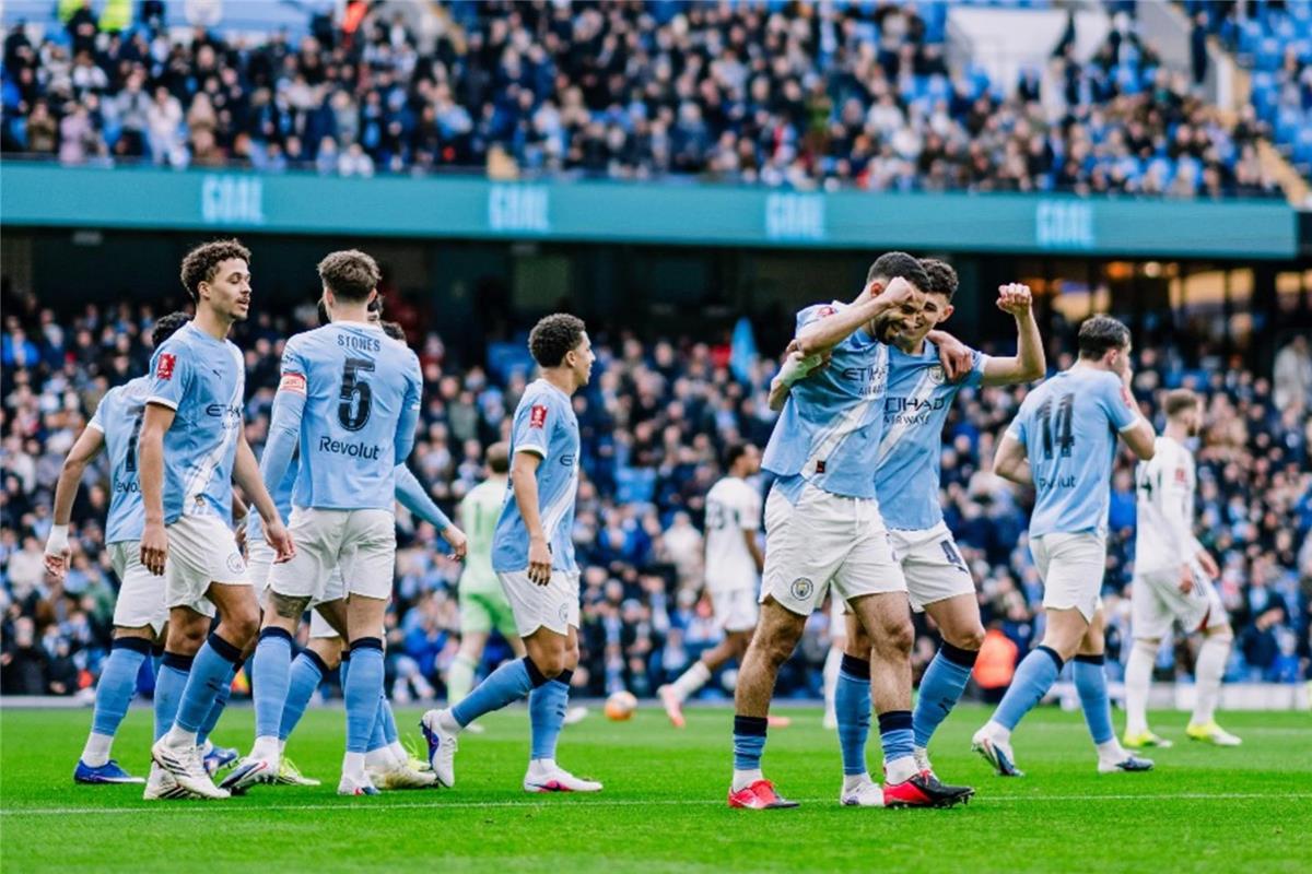 فيديو | نيران صديقة.. ألفي دورينجتون يسجل هدف مانشستر سيتي الأول أمام سالفورد