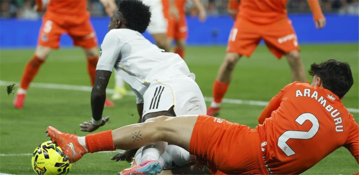 موندو ديبورتيفو: لاعبو ريال مدريد يتظاهرون بالسقوط.. ويهددون رقم برشلونة القياسي