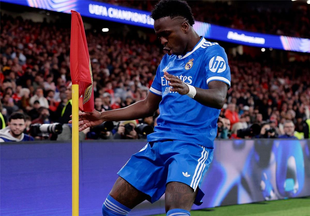 فيديو | فينيسيوس جونيور يسجل هدف ريال مدريد الأول أمام بنفيكا.. وتصرفه يتسبب في إيقاف المباراة