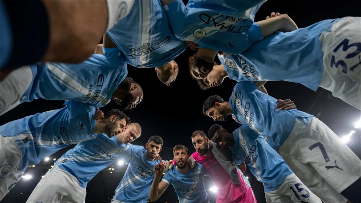 فوتبول إنسايدر: حكم مباراة مانشستر سيتي ونيوكاسل انحاز لـ عمر مرموش