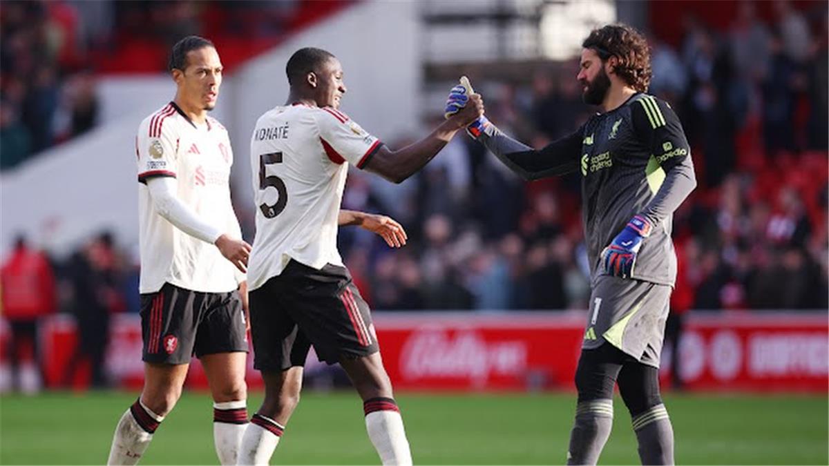 رجل مباراة ليفربول ونوتينجهام فورست في الدوري الإنجليزي