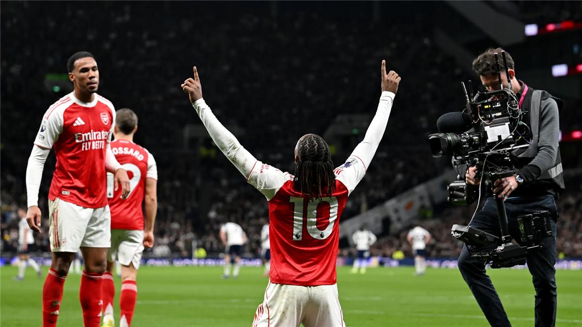 آرسنال يكتسح توتنهام برباعية ويواصل صدارة الدوري الإنجليزي