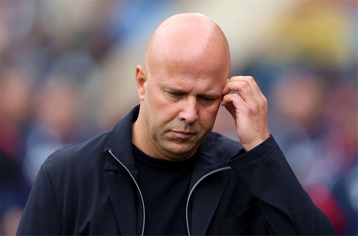 نيكول منتقدًا سلوت: لم يدرك أن هناك خللًا ما في غرفة ملابس ليفربول