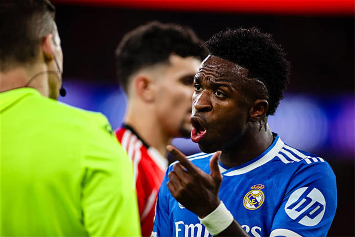 خافي جارسيا ينتقد ألونسو.. ويؤكد: جمهور ريال مدريد سيدعم فينيسيوس