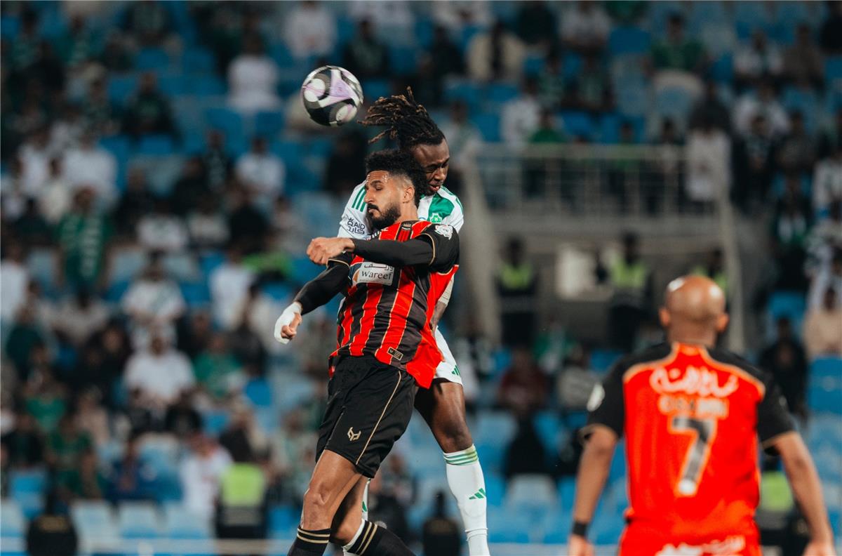 فيديو | الأهلي يخطف فوزًا صعبًا من الرياض ويتصدر الدوري السعودي