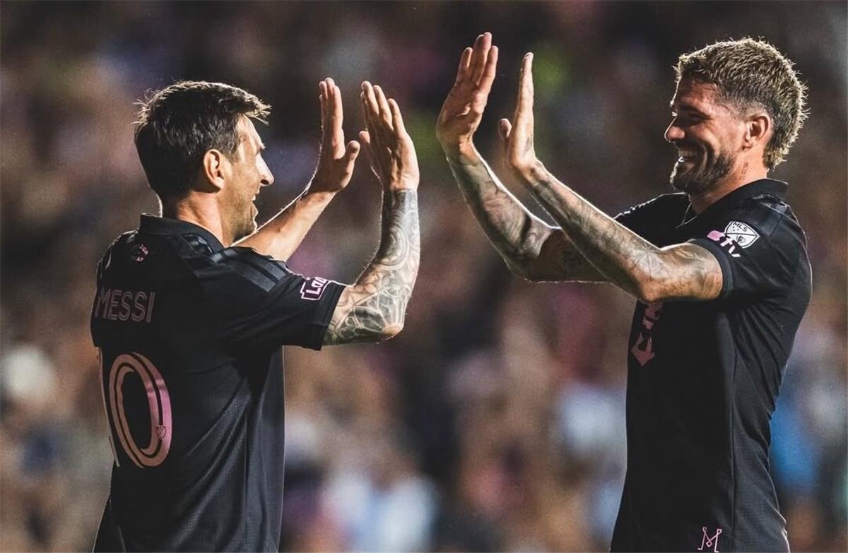 فوضى أمنية تتسبب في سقوط ميسي على الأرض بعد فوز إنتر ميامي في مباراة ودية