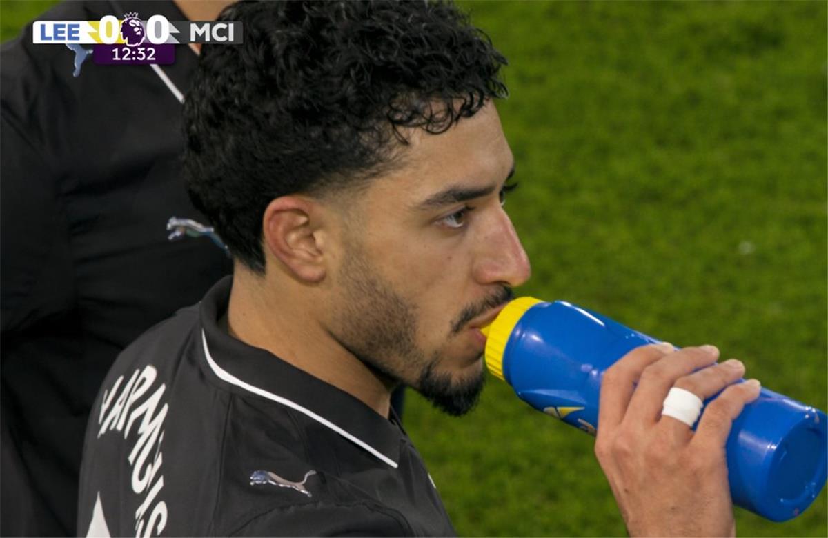 أبرزهم مرموش.. توقف مباراة مانشستر سيتي لإفطار اللاعبين ورد فعل غريب من جماهير ليدز