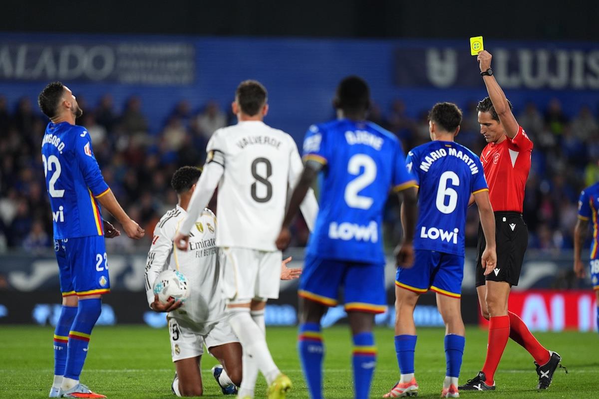 صحفي إسباني مهاجمًا التحكيم: لاعب ريال مدريد يستحق الإيقاف عدة مباريات