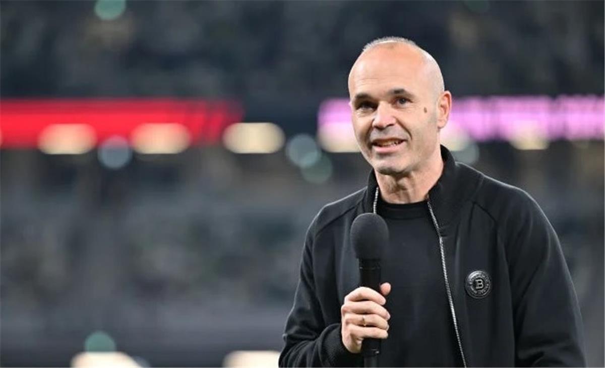 حقيقة اتفاق الاتحاد المغربي مع إنيستا لتعيينه مديرًا رياضيًا