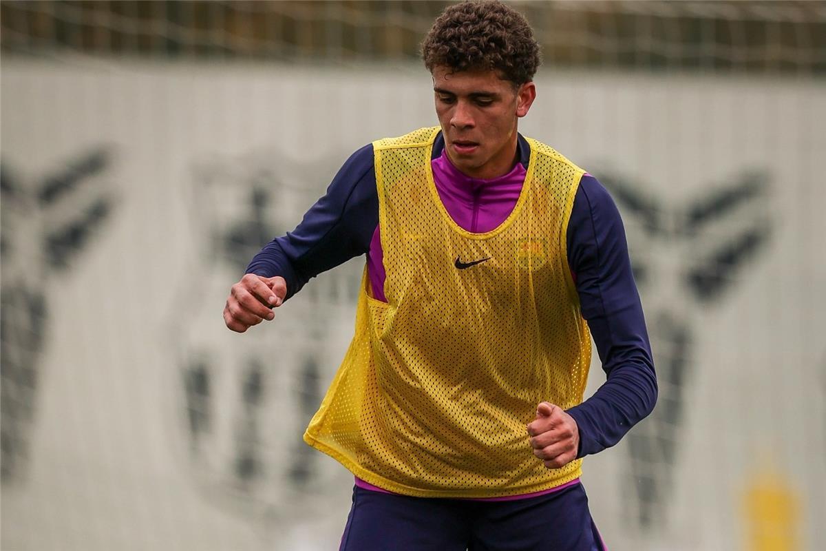 تطور جديد بشأن موقف حمزة عبد الكريم من المشاركة مع برشلونة أتلتيك