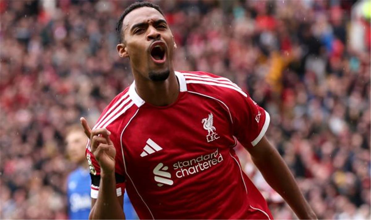 جرافنبيرخ يتحدث عن تجديد عقده مع ليفربول.. وتغيير مركزه مع سلوت