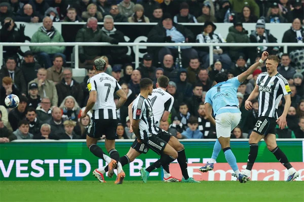 مانشستر سيتي يتغزل في مرموش بعد التأهل إلى ربع نهائي كأس الاتحاد الإنجليزي