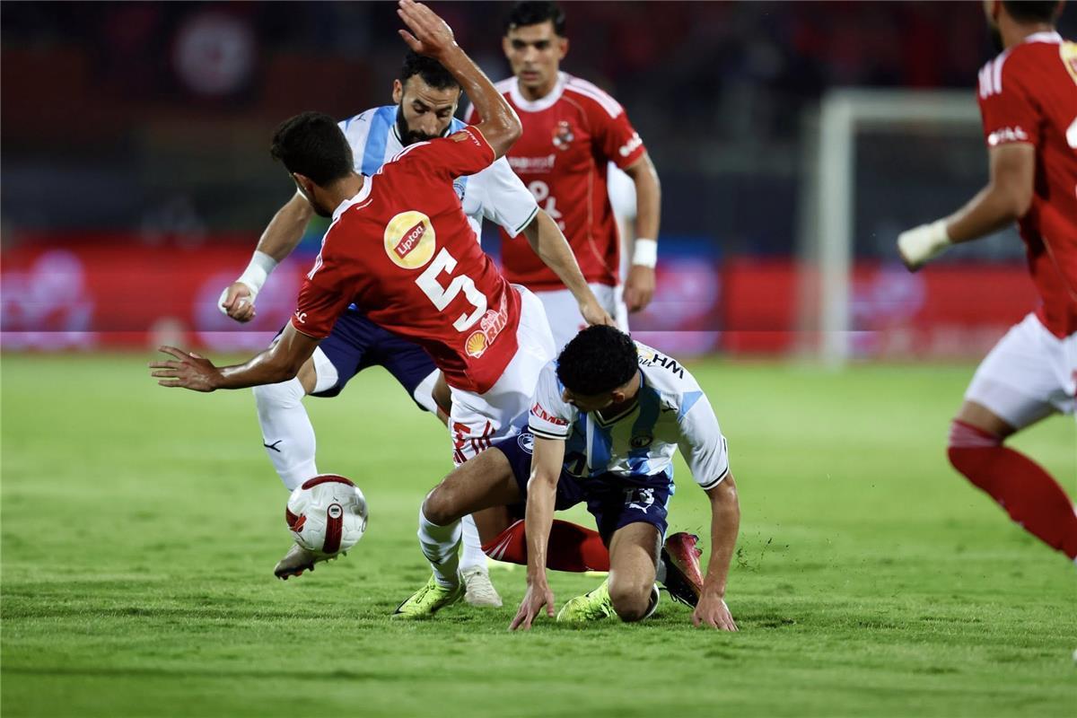 موعد مباراة الأهلي وبيراميدز في مجموعة التتويج بـ الدوري المصري