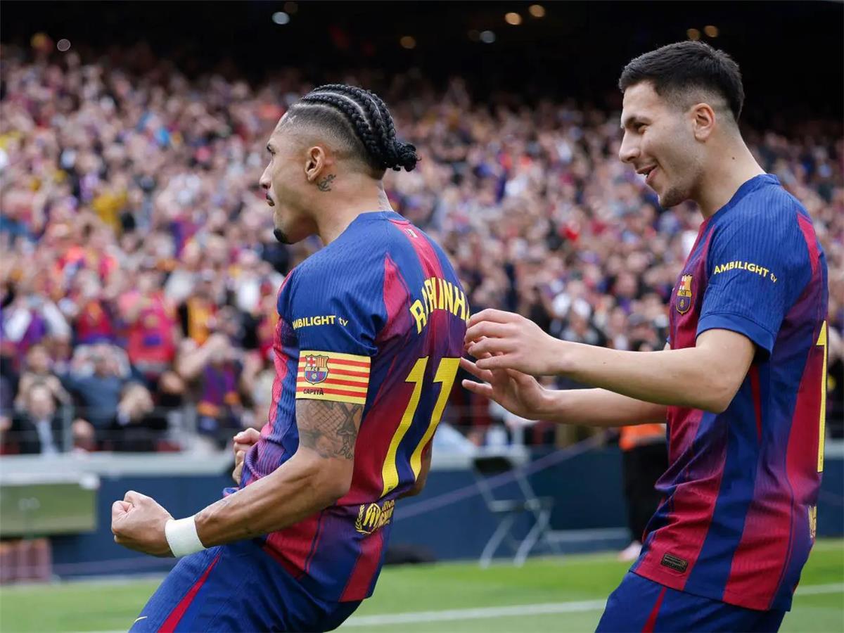 خبير تحكيمي يوضح مدى صحة ركلتي جزاء برشلونة أمام إشبيلية