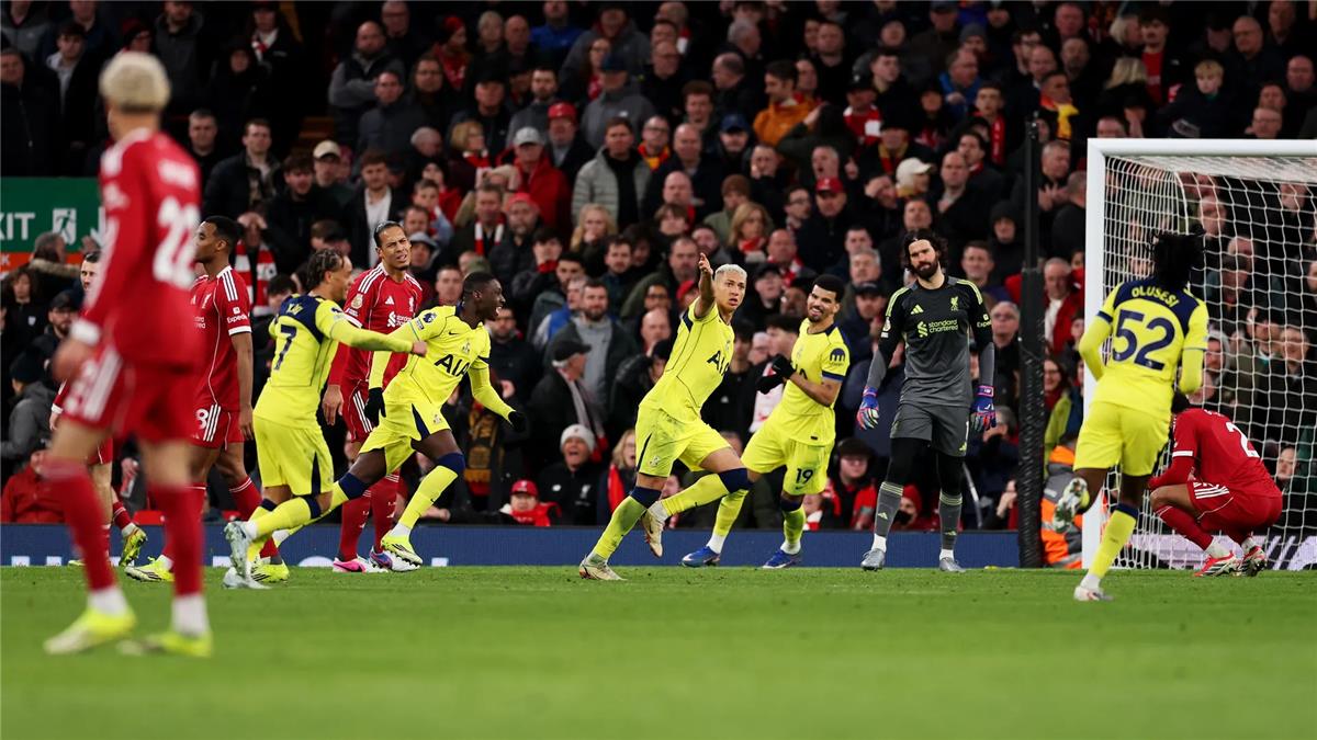 مايكل أوين يلوم سلوت على إراحة لاعبي ليفربول أمام توتنهام: لا يمكنك فعل ذلك