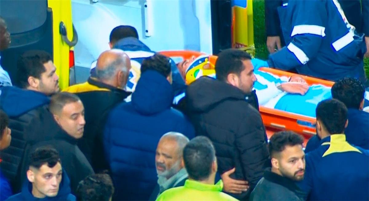 فيديو | إصابة قوية وحالة إغماء للاعب بيراميدز ونقله إلى المستشفى