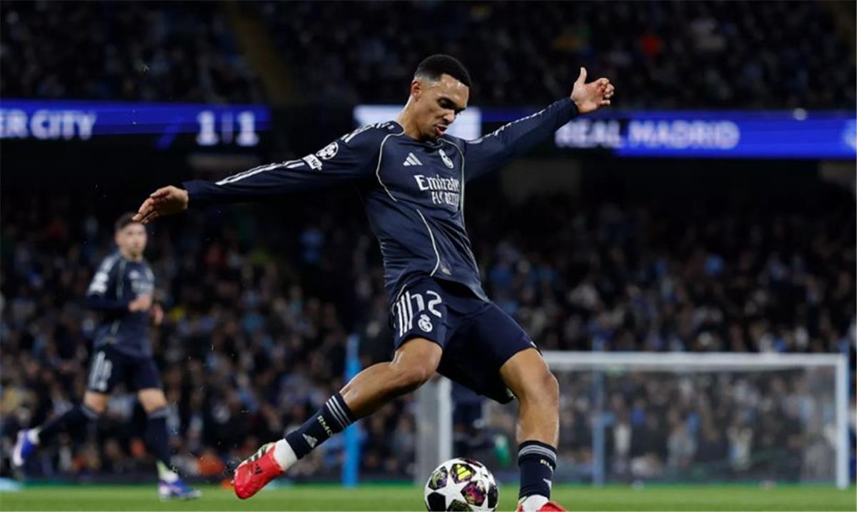 أرنولد: مانشستر سيتي انتزع مني بطولات مع ليفربول.. وكل مباراة بمثابة نهائي كأس