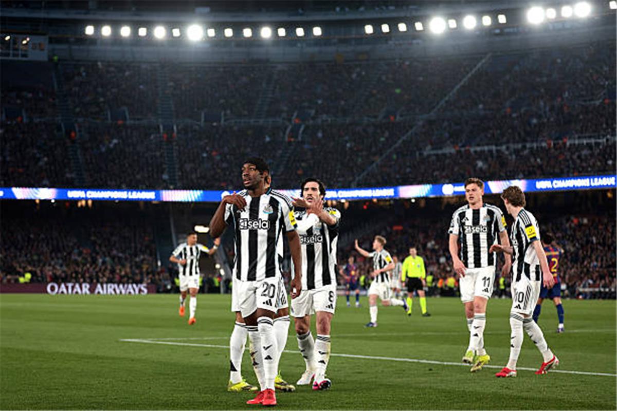 إيلانجا يسجل هدف تعادل نيوكاسل أمام برشلونة