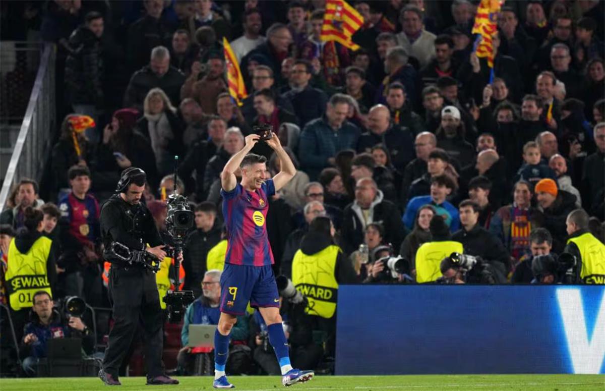 مهرجان أهداف.. ليفاندوفسكي يسجل ثنائية لـ برشلونة أمام نيوكاسل