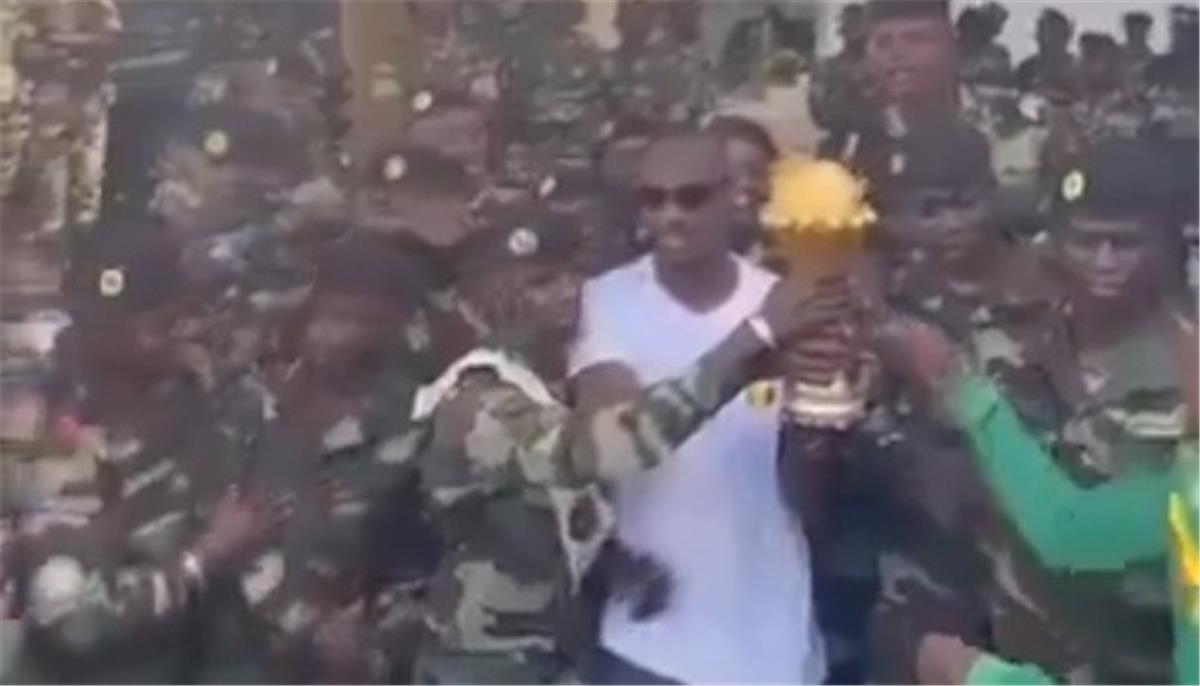 فيديو | مدرب السنغال ينقل كأس أمم إفريقيا إلى قاعدة عسكرية