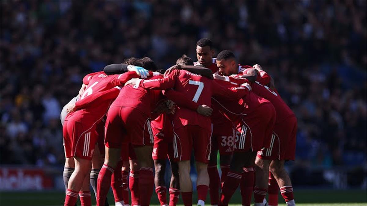 ضربة موجعة.. لاعب ليفربول يتعرض لإصابة مبكرة أمام برايتون ويغادر المباراة 