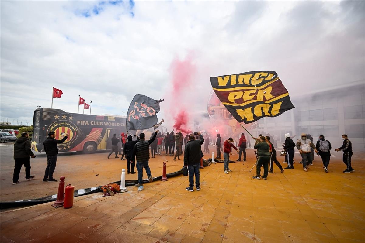 اعتقال بعض مشجعي الجيش الملكي والترجي قبل مواجهتي بيراميدز والأهلي بالقاهرة