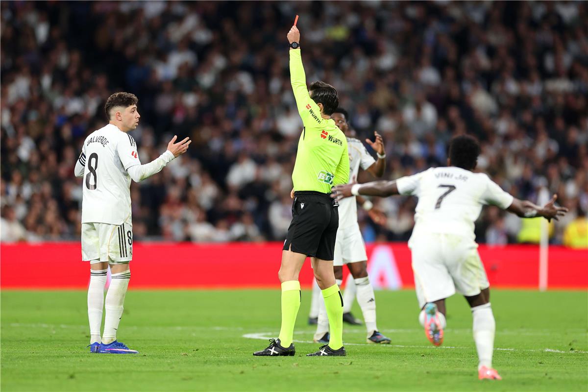 خبير تحكيمي يكشف مدى صحة طرد فالفيردي في مباراة ريال مدريد وأتلتيكو مدريد