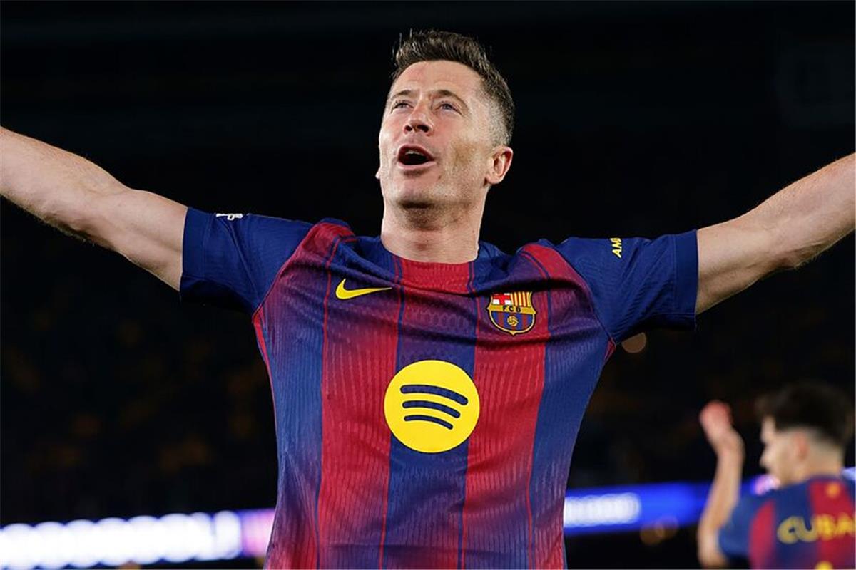 ليفاندوفسكي يناقش مستقبله مع برشلونة.. ويوضح: لم أتخذ قراري بشأن الاستمرار في اللعب الدولي