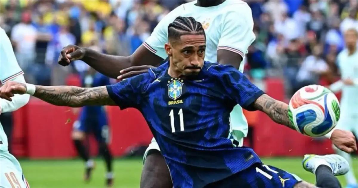 رافينها يثير قلق جماهير برشلونة في مباراة البرازيل وفرنسا وديًا