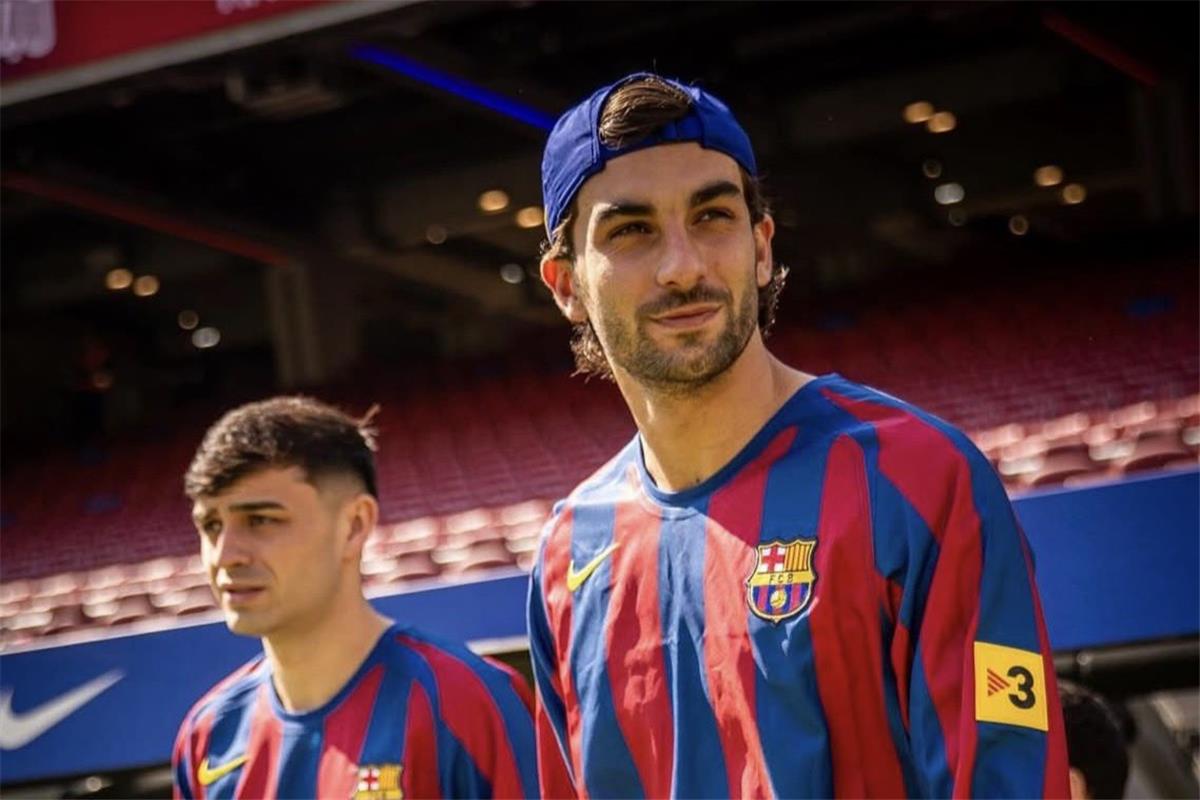 ثنائي إنجلترا يتنافسان على ضم فيران توريس من برشلونة