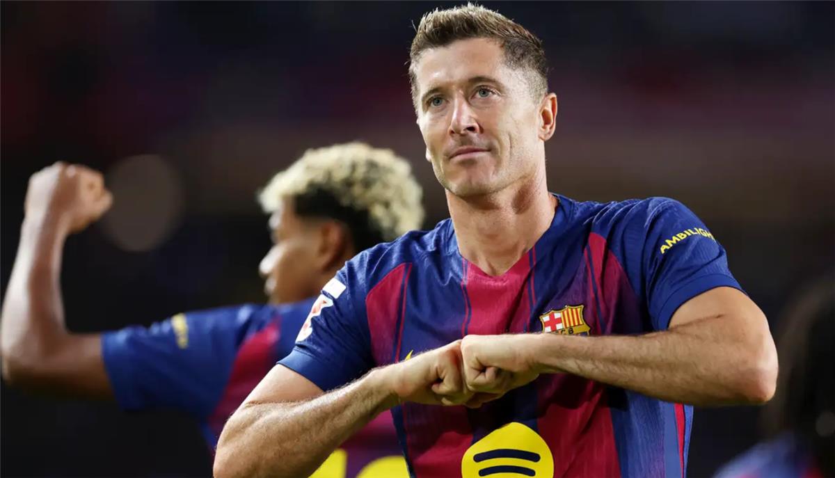 برشلونة يضع شرطًا لتمديد عقد ليفاندوفسكي