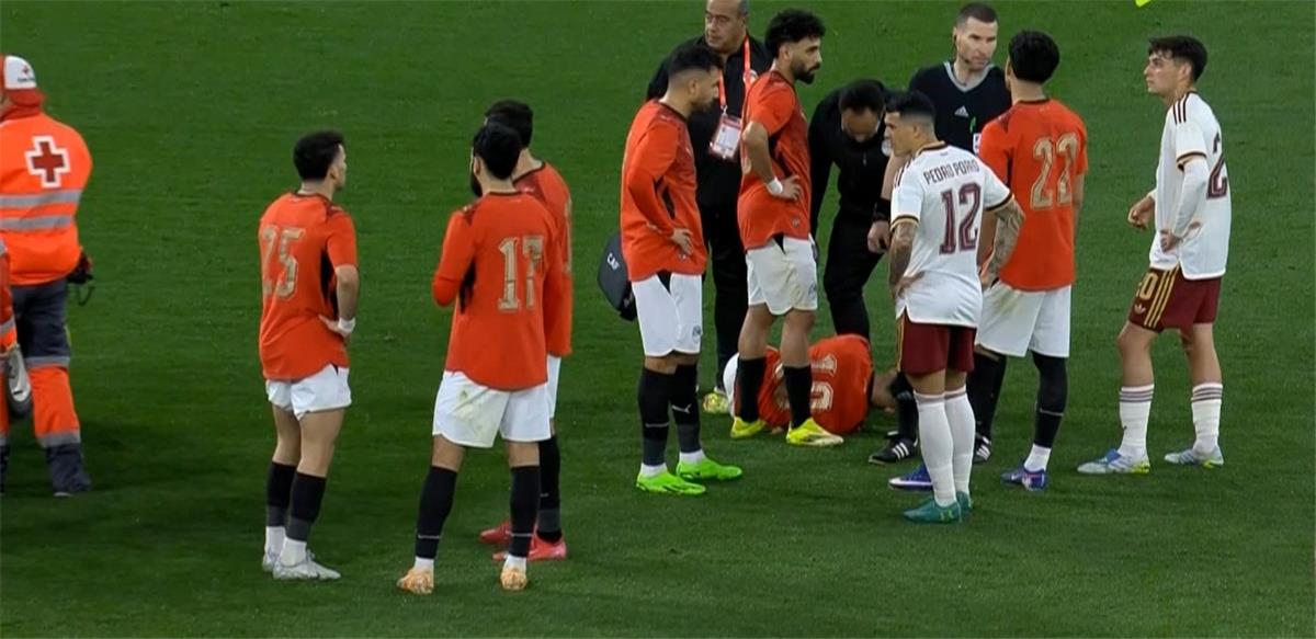فيديو | لاعب منتخب مصر يغادر مباراة إسبانيا مصابًا.. وهيثم حسن يحل بديلًا
