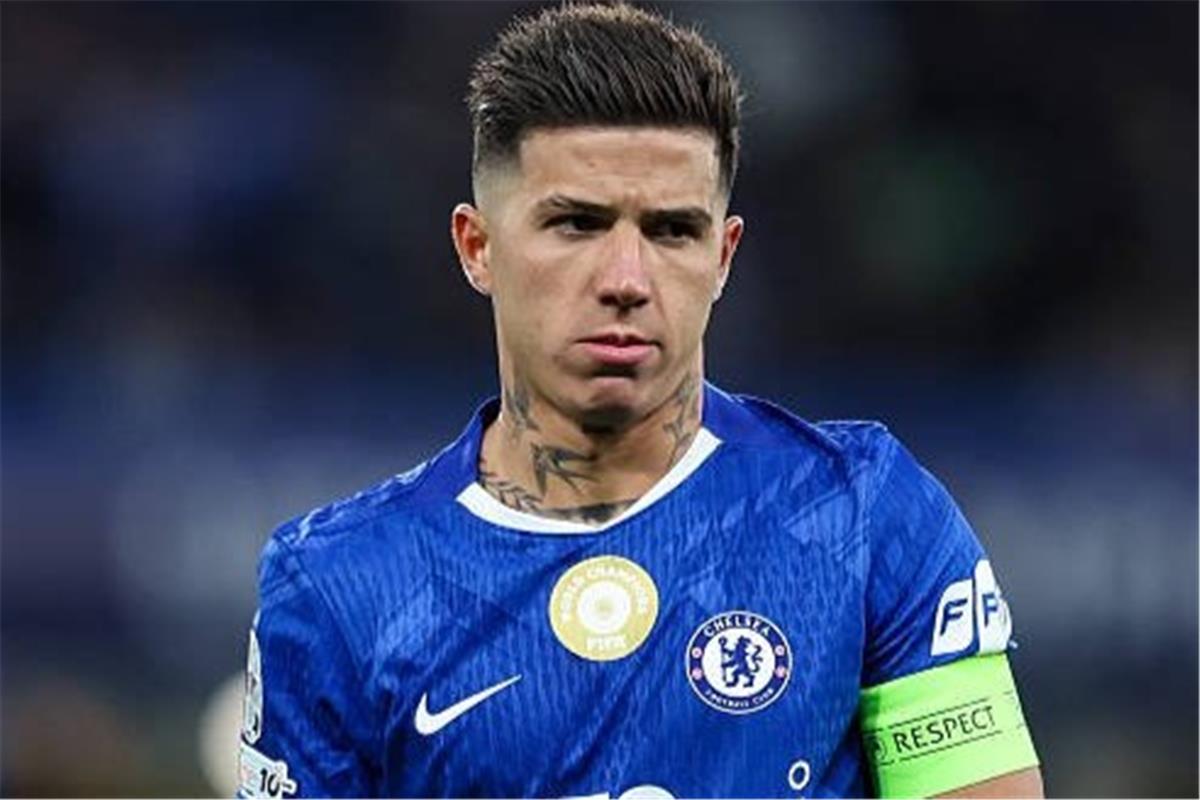 تليجراف: إنزو فرنانديز يثير غضب لاعبي تشيلسي بسبب ريال مدريد