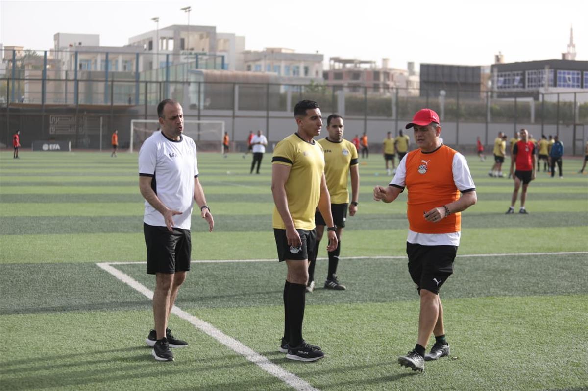 أوسكار رويز يجتمع مع الحكام قبل مرحلة حسم الدوري المصري