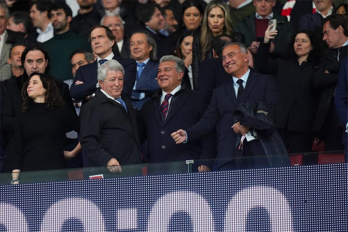 رئيس أتلتيكو مدريد يغازل برشلونة.. ويحسم مستقبل ألفاريز