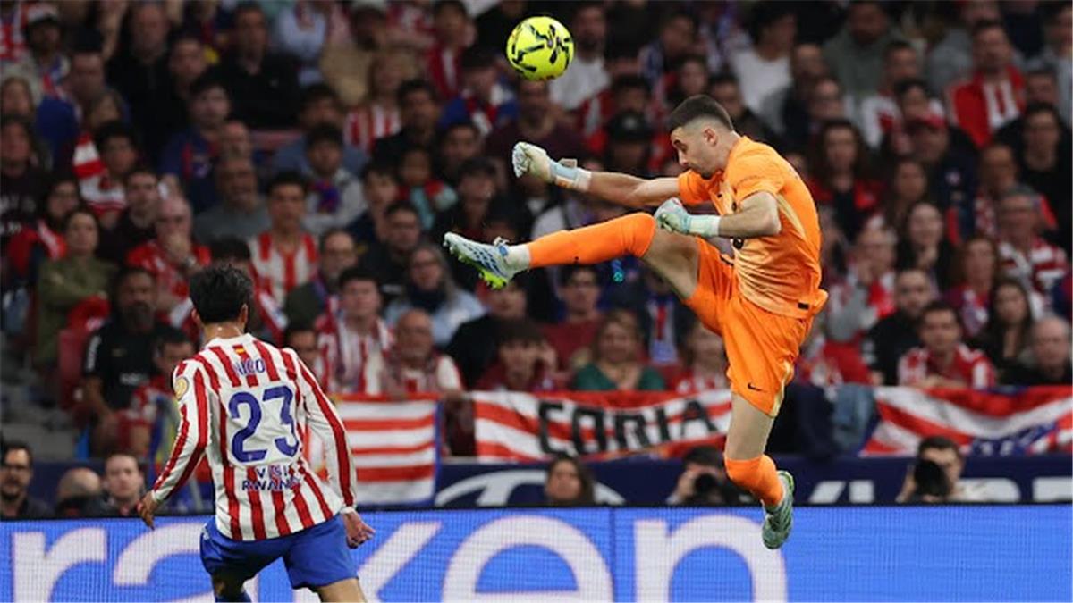 طرد مباشر للاعب أتلتيكو مدريد أمام برشلونة في الدوري الإسباني