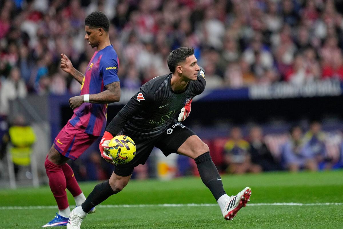 حارس أتلتيكو مدريد يحذر برشلونة قبل صدام دوري أبطال أوروبا: فزتم بالحظ