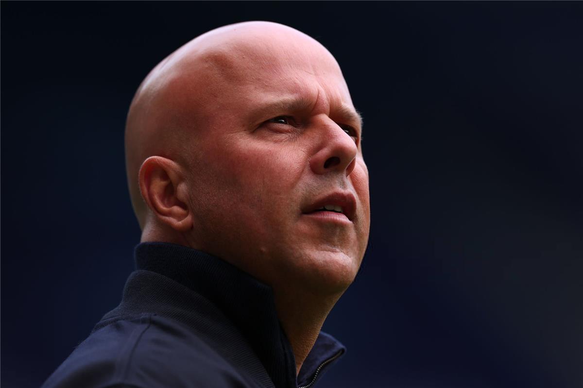 صحيفة إنجليزية: سلوت مهدد بالإقالة بعد تصرف جماهير ليفربول أمام مانشستر سيتي