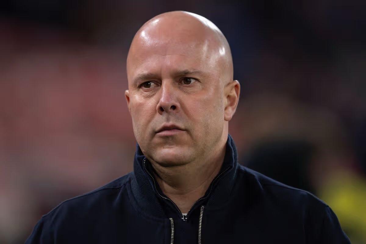 وارنوك: سلوت ليس يورجن كلوب.. ولا يعرف كيف يتعامل مع جمهور ليفربول