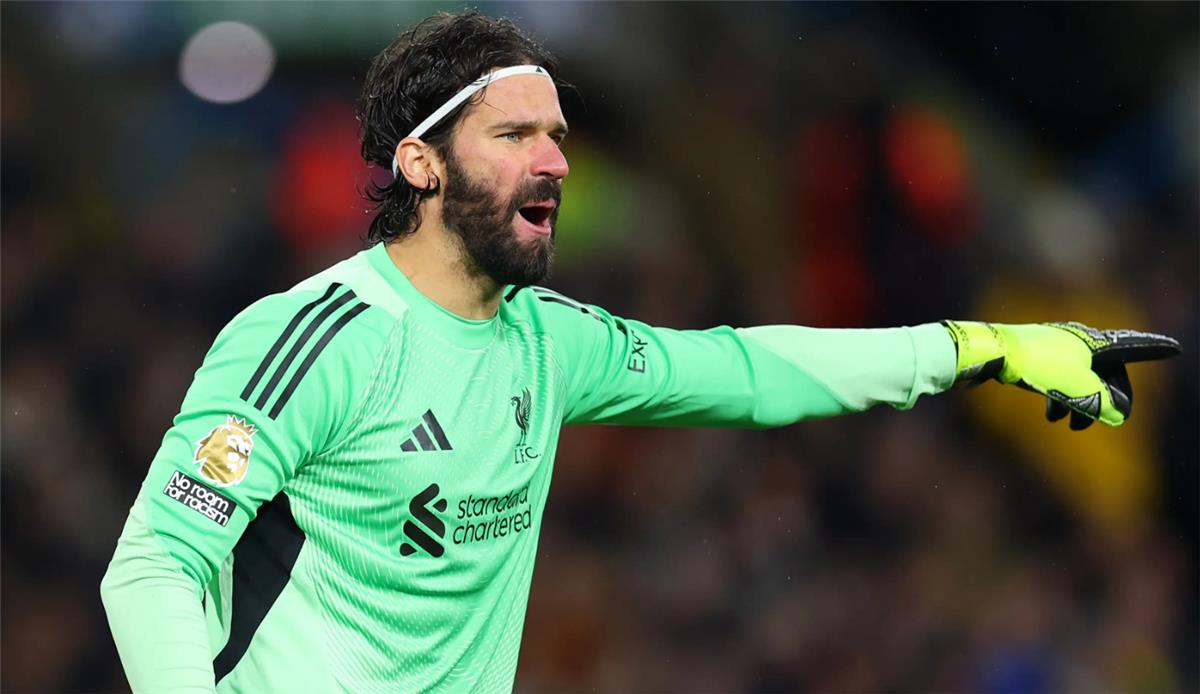 سلوت يوضح موقف أليسون من مباراة ليفربول وباريس سان جيرمان 