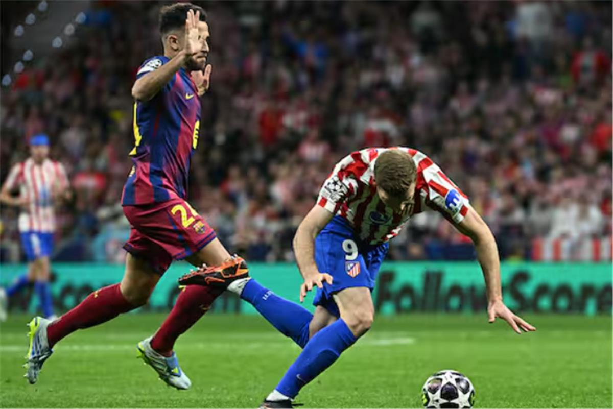 خبير تحكيمي يوضح مدى صحة طرد إريك جارسيا أمام أتلتيكو مدريد