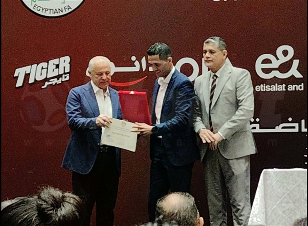 فيديو.. لحظة تكريم محمود وفا وسط تصفيق حاد من الحضور في اتحاد الكرة