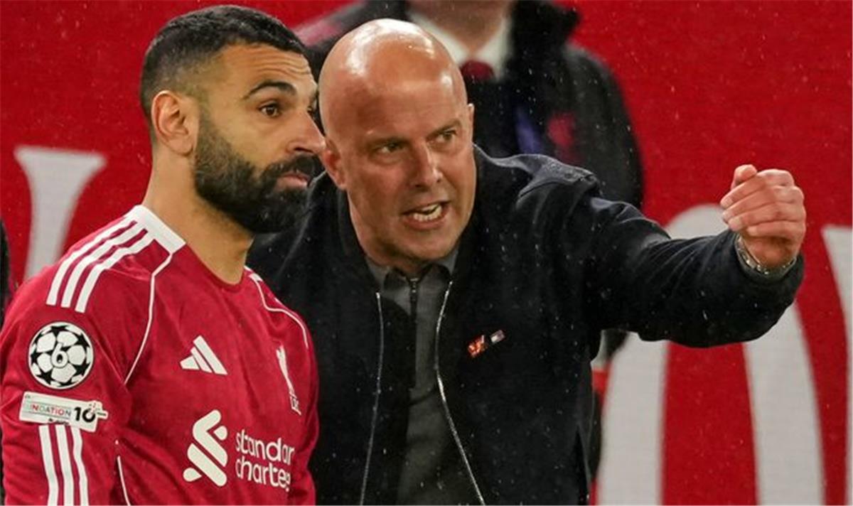 سيدورف يدعم سلوت ويوضح مشكلته الحقيقية مع ليفربول