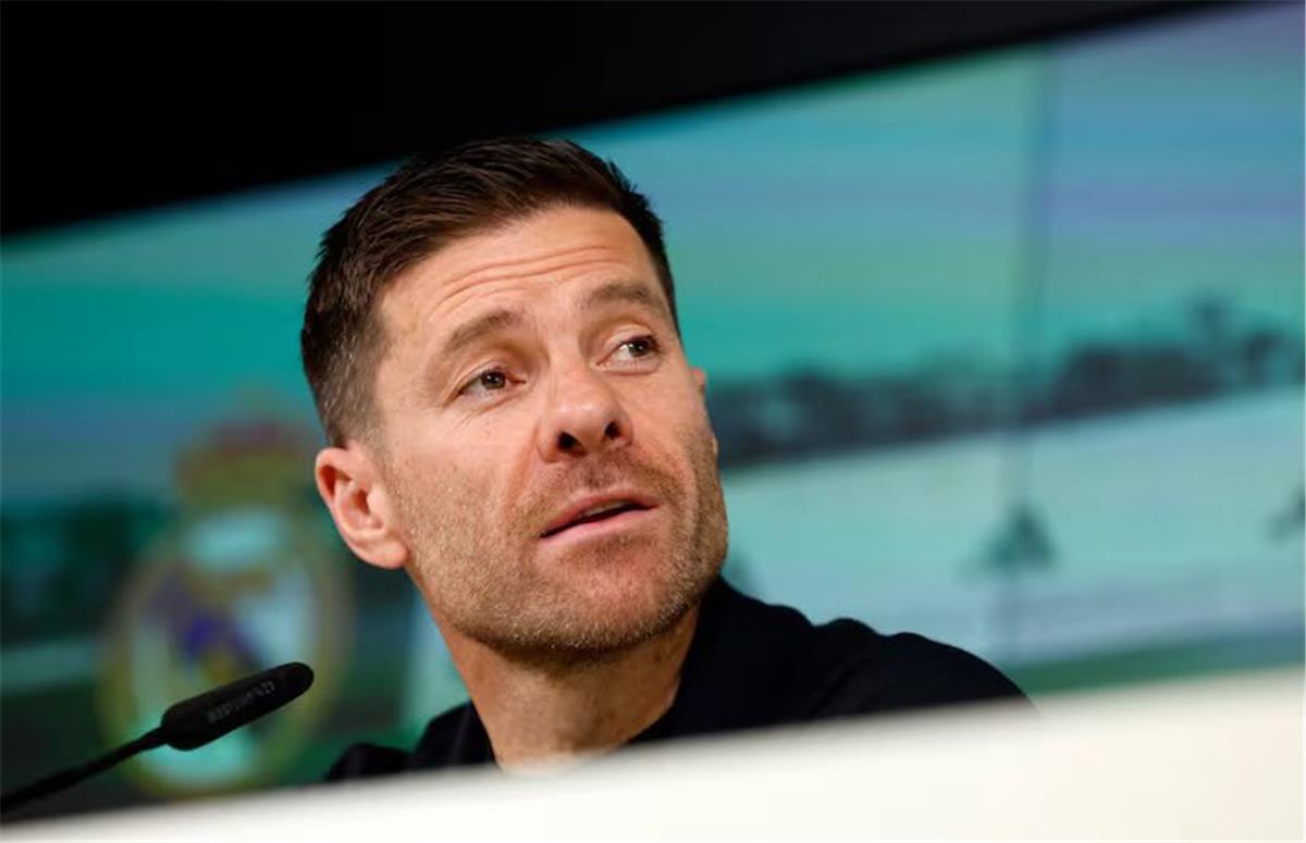 سميتشر: جماهير ليفربول تعشق تشابي ألونسو.. وكان مدربًا استثنائيًا في الملعب