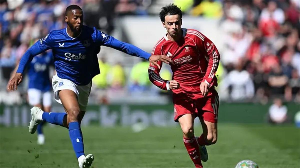 لاعب ليفربول يغادر مباراة إيفرتون مصابًا في الدوري الإنجليزي