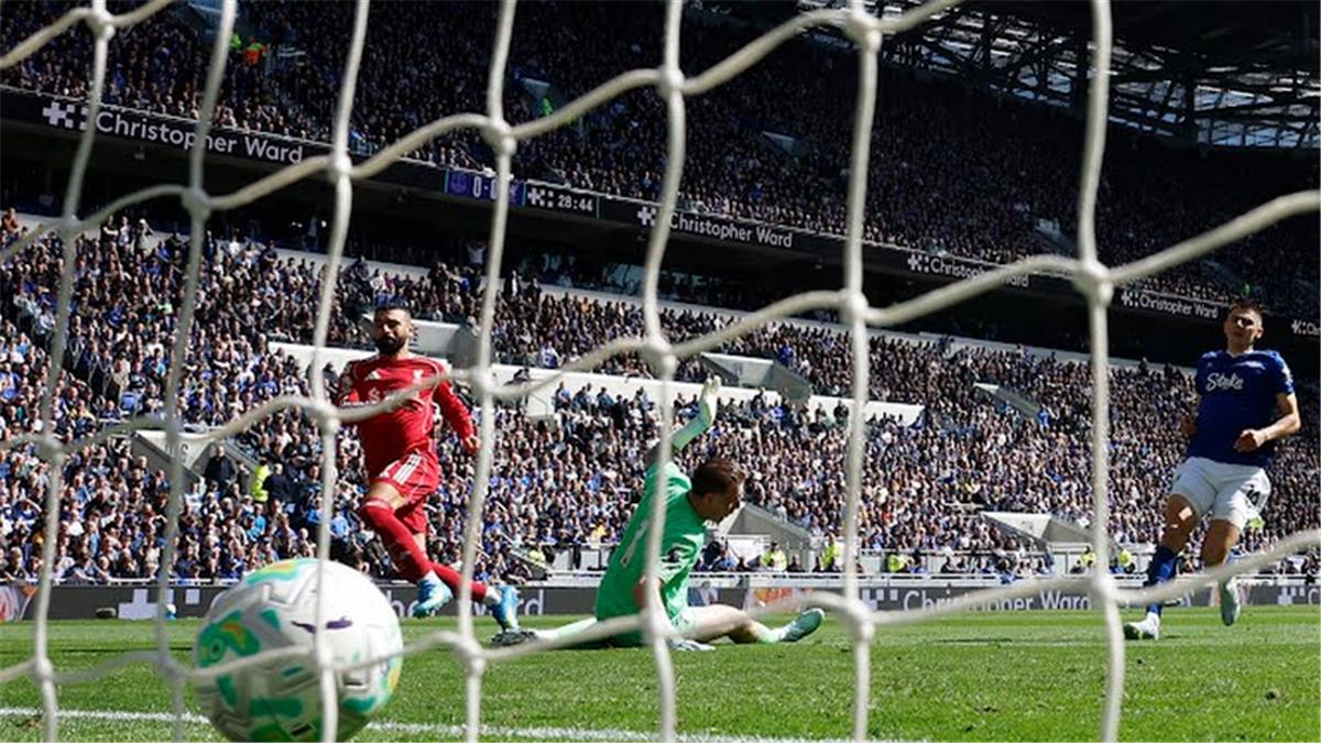 فيديو | محمد صلاح يسجل وليفربول يهزم إيفرتون بثنائية قاتلة في الدوري الإنجليزي